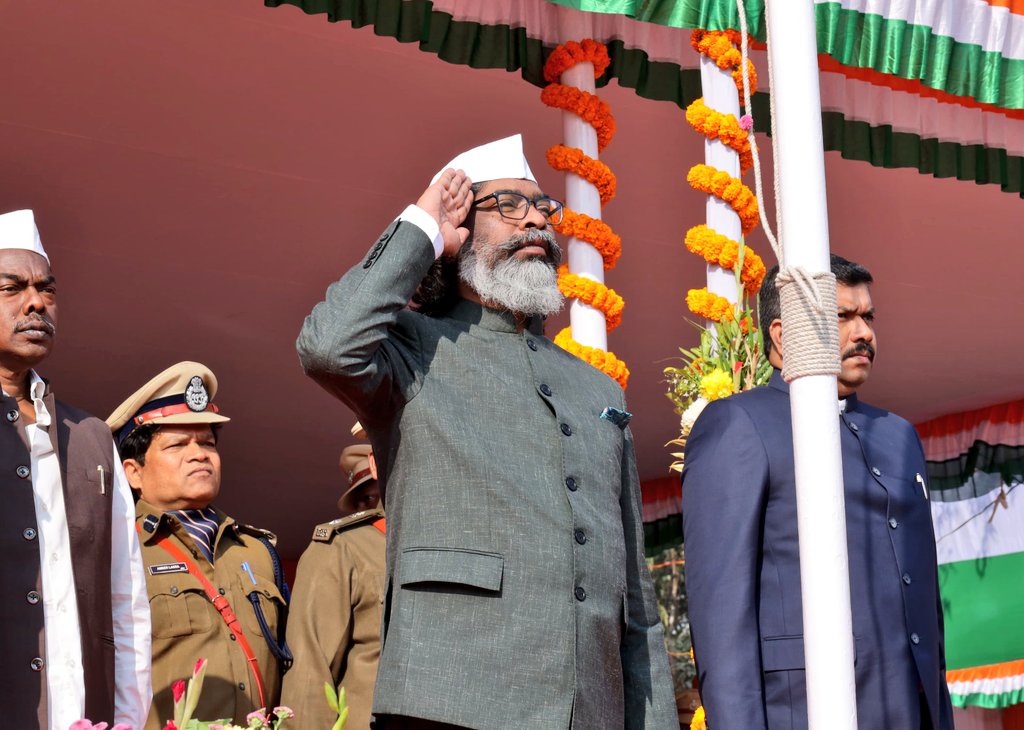 उपराजधानी दुमका के पुलिस लाइन मैदान में मुख्यमंत्री हेमंत सोरेन ने फहराया  राष्ट्रीय ध्वज