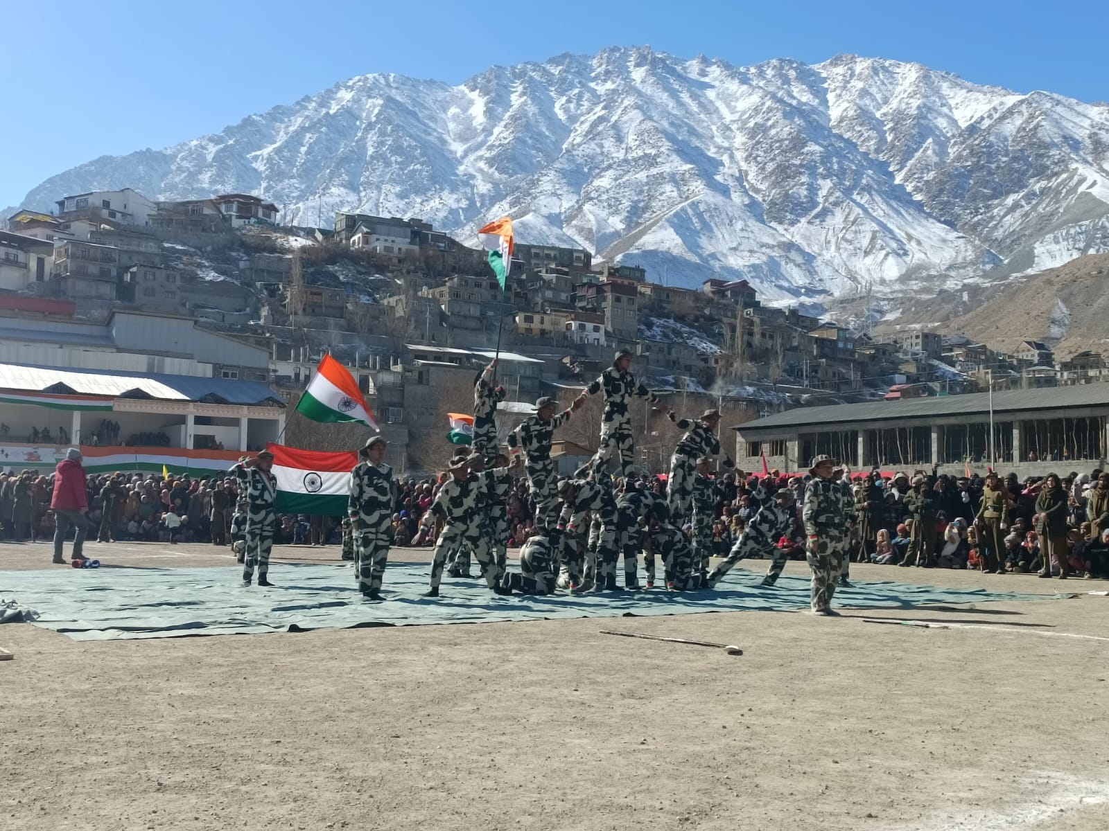 लद्दाख में 76वे गणतंत्र दिवस के अवसर पर लोगों ने बढ़ चढ़ कर हिस्सा लिया
