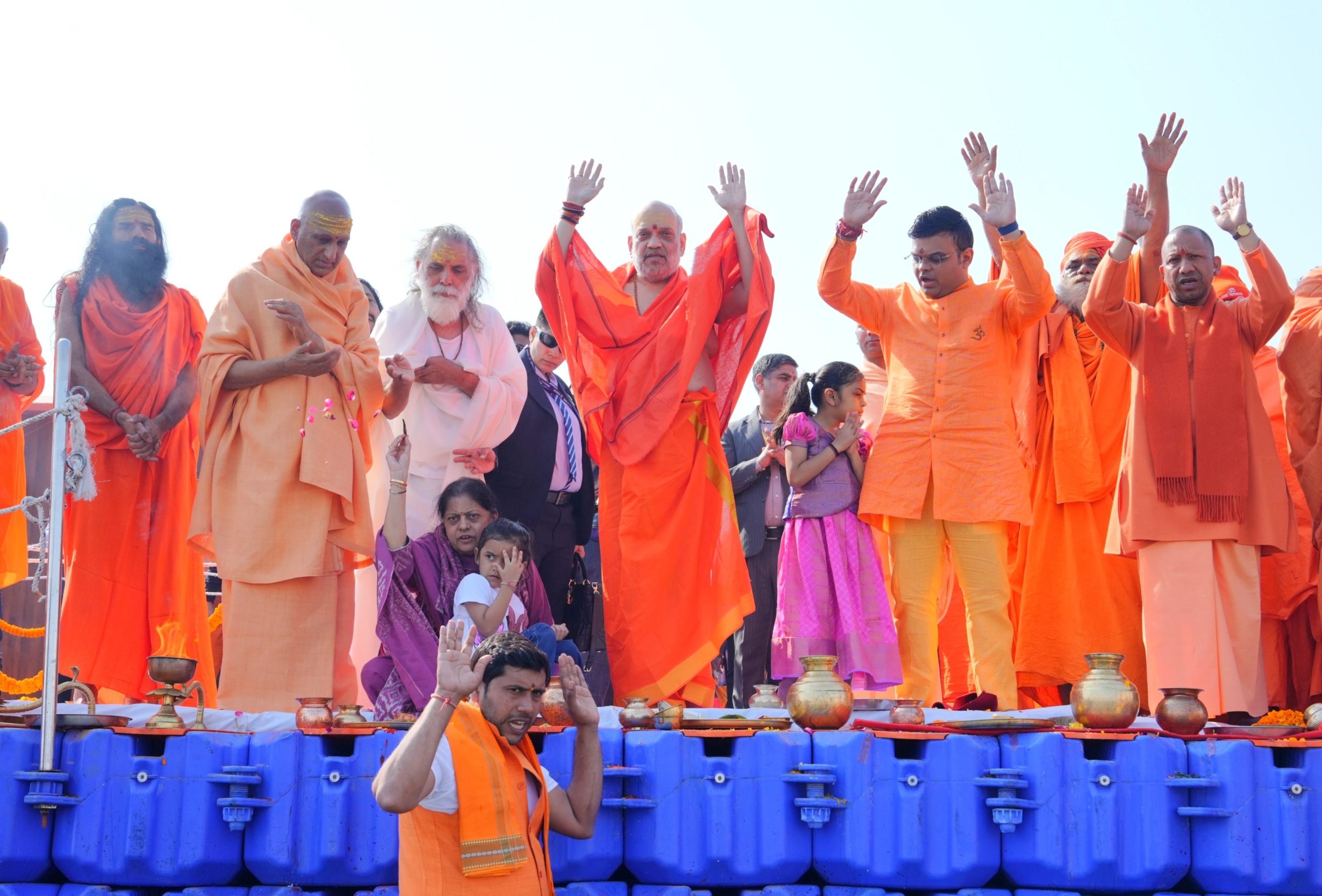 गृहमंत्री अमित शाह ने महाकुंभ में संगम के पवित्र-जल में डुबकी लगाई