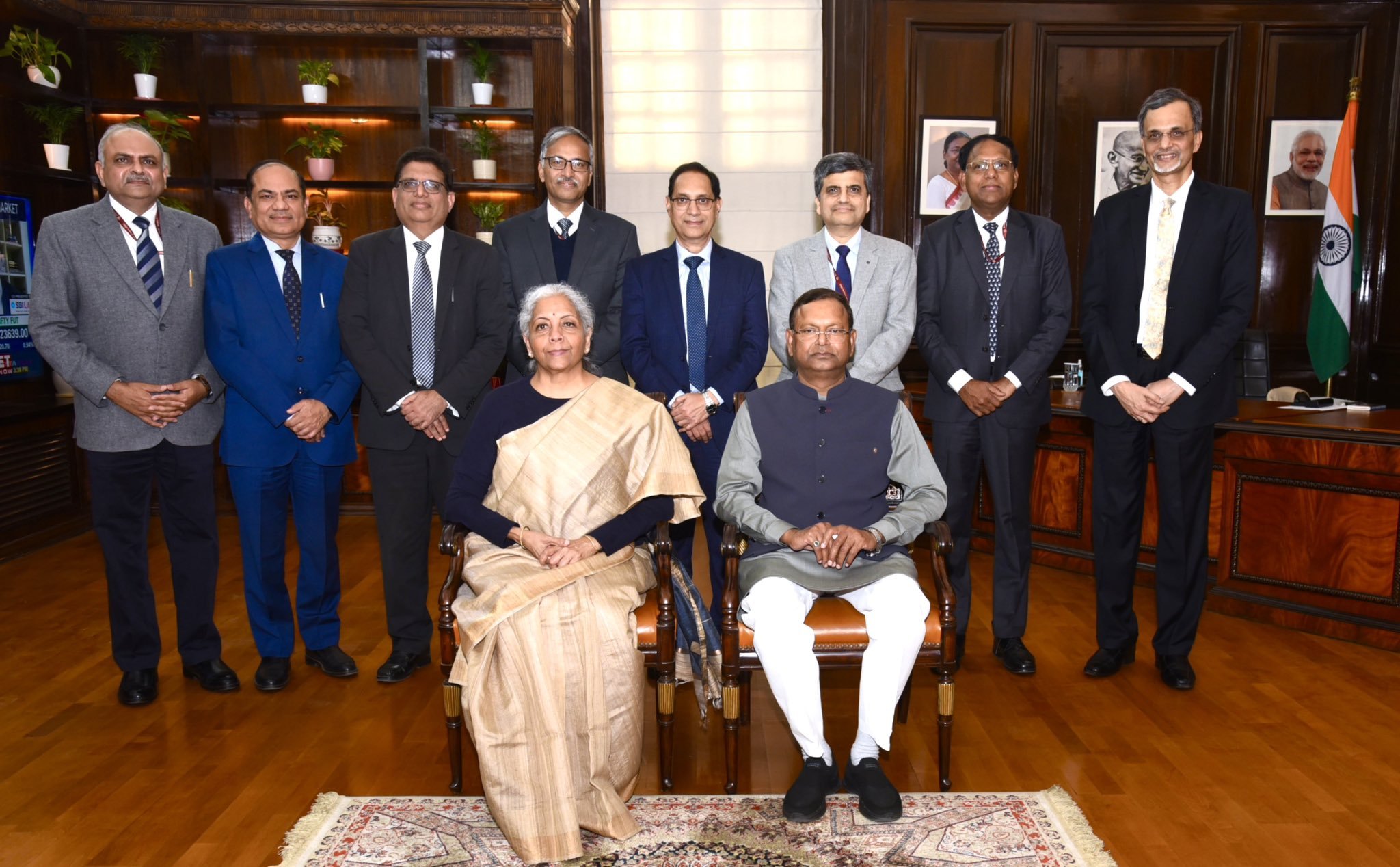 वित्त मंत्री निर्मला सीतारमण ने बजट बनाने की प्रक्रिया में शामिल अधिकारियों के साथ बातचीत की