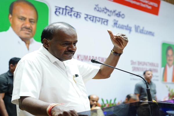 Union Minister H.D. Kumaraswamy inspects Vizag steel plant, assures employees of centre’s support