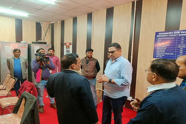 তথ্য ও সম্প্রচার সচিব সঞ্জয় জাজু আজ প্রয়াগরাজের মহাকুম্ভ নগরে আকাশবাণী ও দূরদর্শেনের ক্যাম্প অফিস ঘুরে দেখেছেন।