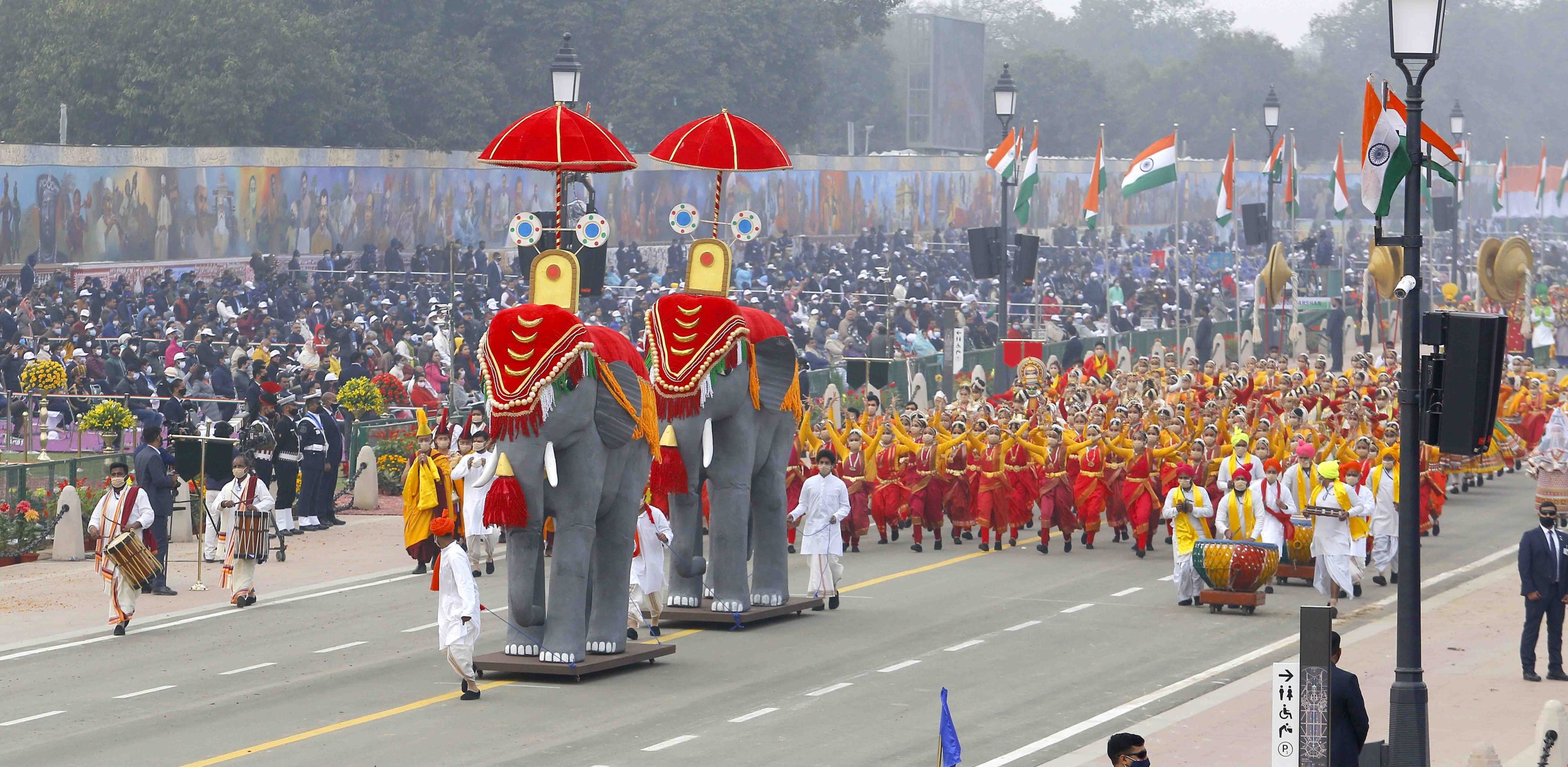 नई दिल्ली में कर्तव्‍य-पथ पर 76वांँ गणतंत्र-दिवस परेड़ देखने के लिए लगभग दस हजार विशेष-अतिथियों को आमंत्रित किया गया