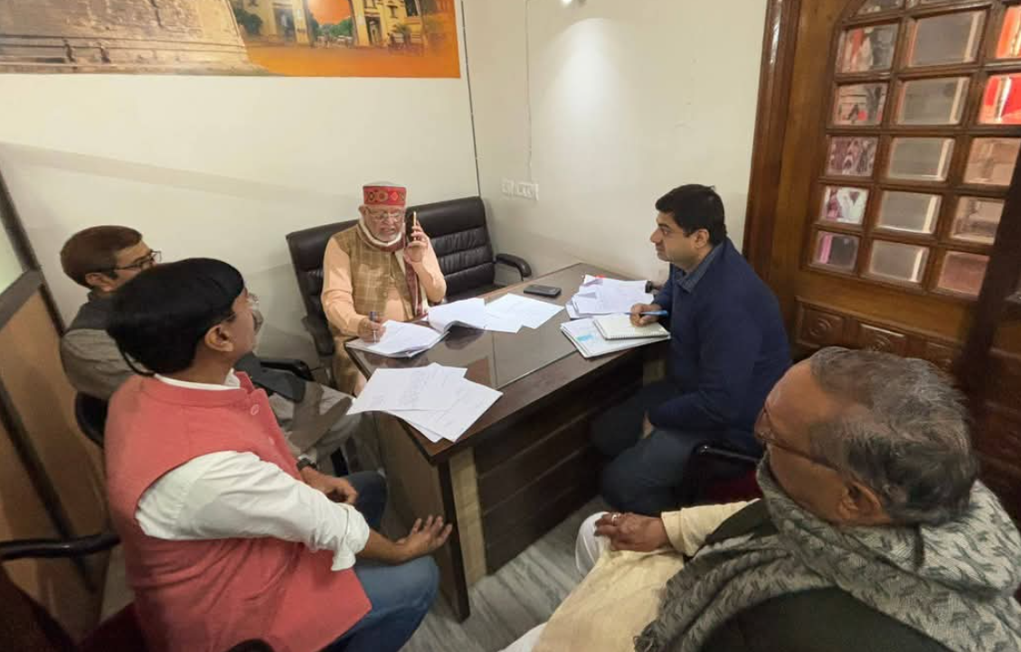 प्रदेश के नगर विकास मंत्री सुरेश खन्ना ने वाराणसी में विकास कार्यों को लेकर समीक्षा बैठक की