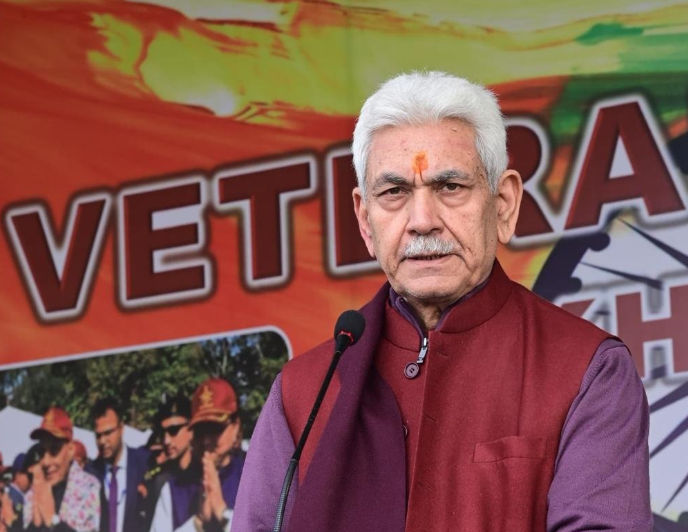 जम्‍मू-कश्‍मीरः पूर्व सैनिक दिवस के अवसर पर उपराज्‍यपाल मनोज सिन्‍हा ने अखनूर में सशस्‍त्र-सेनाओं के पूर्व-सैनिको को श्रृद्धांजलि दी