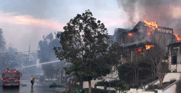 अमरीकाः तेज़-हवाओं से और भड़की लॉस एंजलिस में लगी आग, दमकल-कर्मियों का संघर्ष जारी