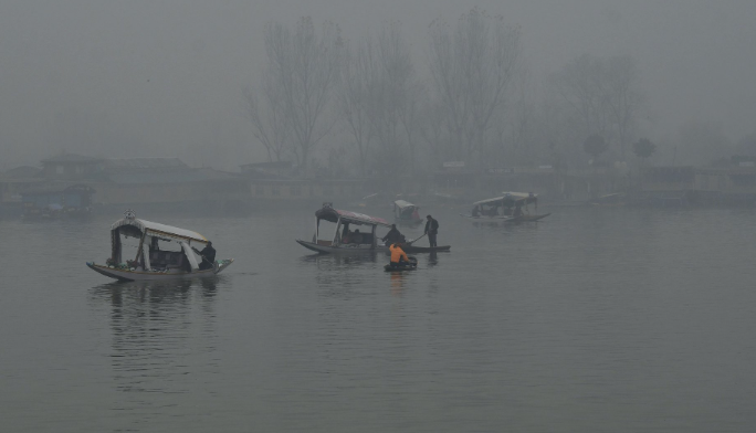 जम्मू-कश्मीर में पिछले कई दिनों से सर्दी का कहर जारी