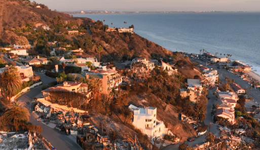 अमरीकाः लॉस एजेंल्‍स क्षेत्र में लगी भीषण आग से अब तक 27 की मौत और 12 हज़ार 300 से अधिक इमारतें बर्बाद