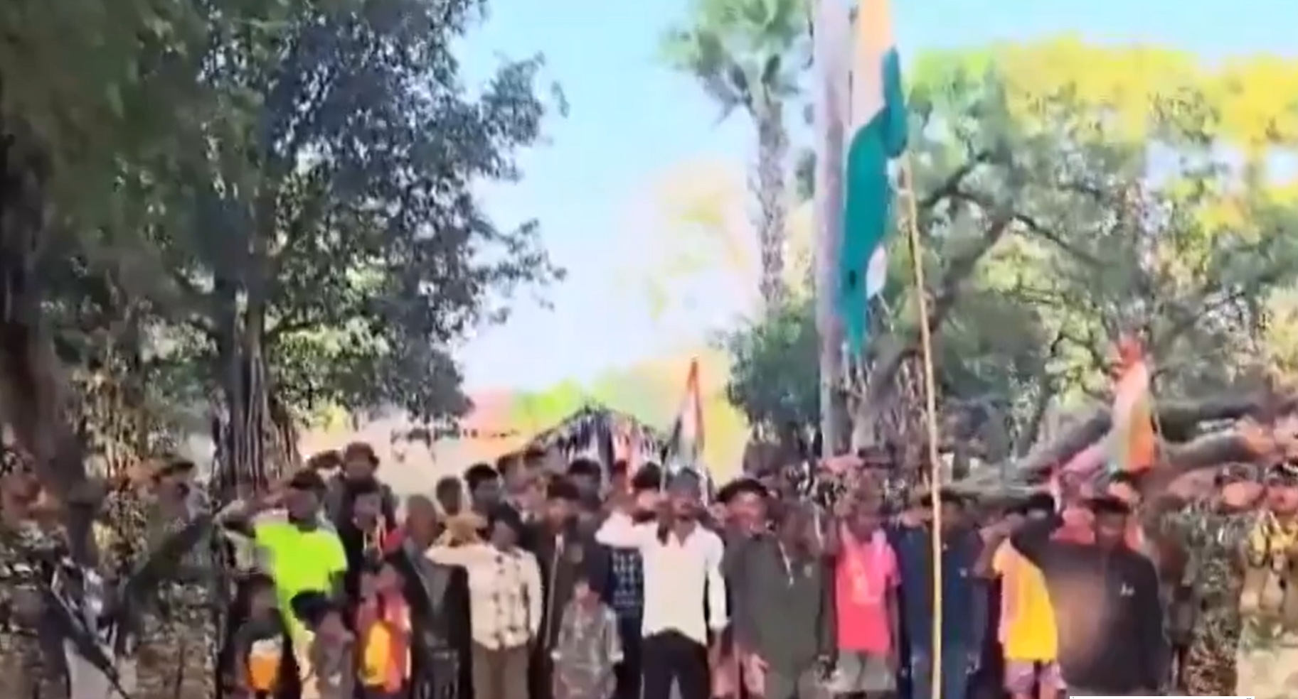 सुकमा जिले के माओवाद प्रभावित क्षेत्रों में जवानों और ग्रामीणों ने मनाया गणतंत्र दिवस