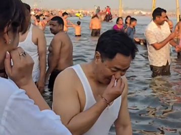 महाकुंभः किरेन रिजिजू ने संगम में पवित्र डुबकी लगाई
