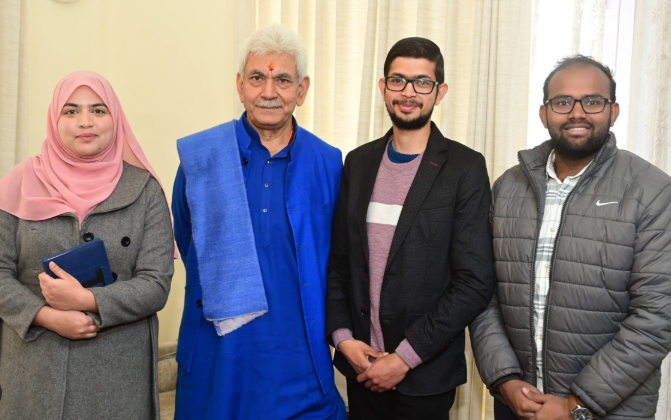 जम्मू-कश्मीरः उपराज्यपाल मनोज सिन्हा ने ‘विकसित भारत युवा नेता संवाद 2025’ में प्रदेश का प्रतिनिधित्व करने वाले युवाओं से मुलाकात की