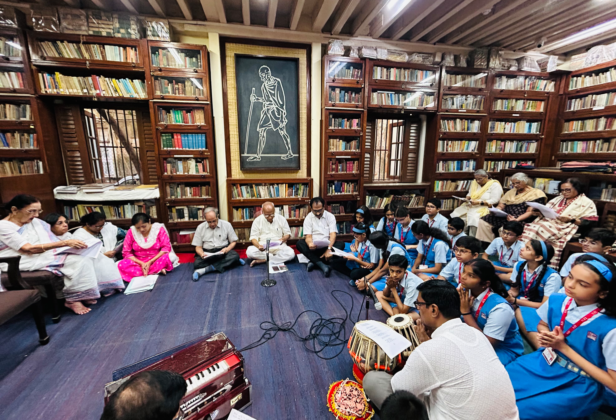 महाराष्ट्र के राज्यपाल सी.पी. राधाकृष्णन ने महात्मा गांधी की 77वीं पुण्यतिथि पर ‘मणि भवन’ का दौरा किया