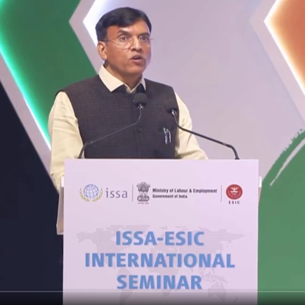 অস্থায়ী কর্মীসকলক শীঘ্ৰেই শ্রমিক সুৰক্ষাৰ অধীনত অনা হ’বঃ কেন্দ্ৰীয় মন্ত্ৰী মনসুখ মন্দাভিয়া