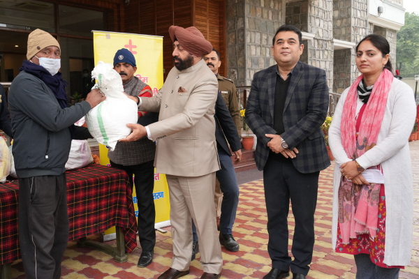 राज्यपाल लेफ्टिनेंट जनरल गुरमीत सिंह ने 13 टी.बी रोगियों को मासिक पोषण किट वितरित की
