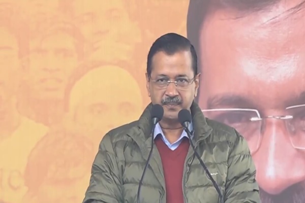 आम आदमी पार्टी संयोजक अरविन्‍द केजरीवाल ने पार्टी का घोषणा पत्र जारी करते हुए दिल्‍ली के लोगों को कई गारंटियां दीं