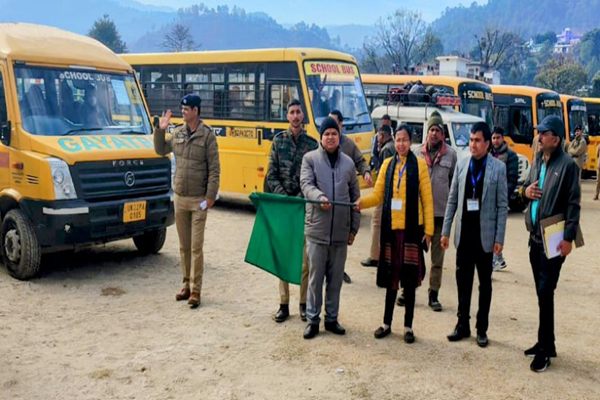 प्रदेश के विभिन्न जिलों में मतदान केंद्रों के लिए पोलिंग पार्टियां रवाना