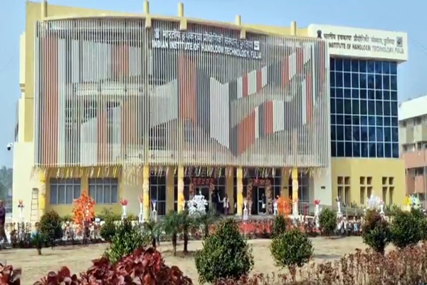Textile Minister inaugurates new building of Indian Institute of Handloom Technology in West Bengal