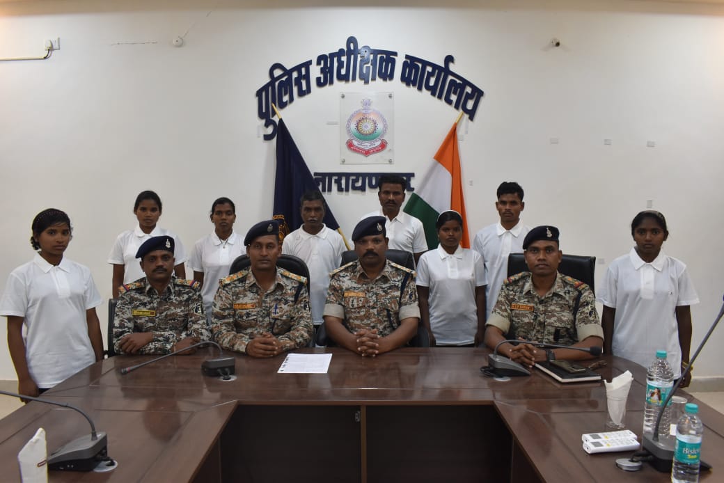 छत्तीसगढ़ के नारायणपुर जिले में 5 महिला सहित 8 माओवादियों ने आत्मसमर्पण किया