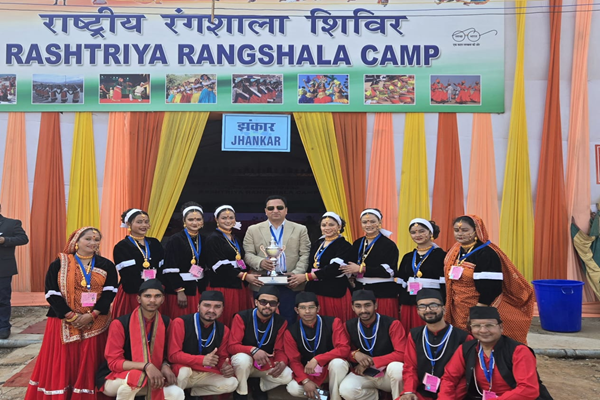 नई दिल्ली में आयोजित प्रतियोगिता में उत्तराखंड को दूसरा स्थान मिलने पर पुरस्कार मिला