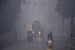 दिल्ली आने वाली 44 ट्रेनें और कई उड़ानें देरी से चल रही हैं