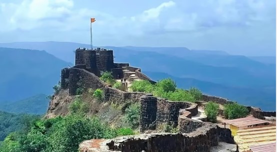 राज्यातील गड किल्ल्यांवरील अतिक्रमण 31 मेपर्यंत काढण्याचं नियोजन