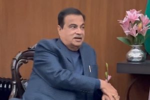 सड़क परिवहन और राजमार्ग मंत्री नितिन गडकरी ने आज नई दिल्ली में सड़क दुर्घटना में घायल होने वालों  के नि:शुल्‍क उपचार की राष्ट्रव्यापी योजना के कार्यान्वयन पर एक उच्च स्तरीय बैठक की