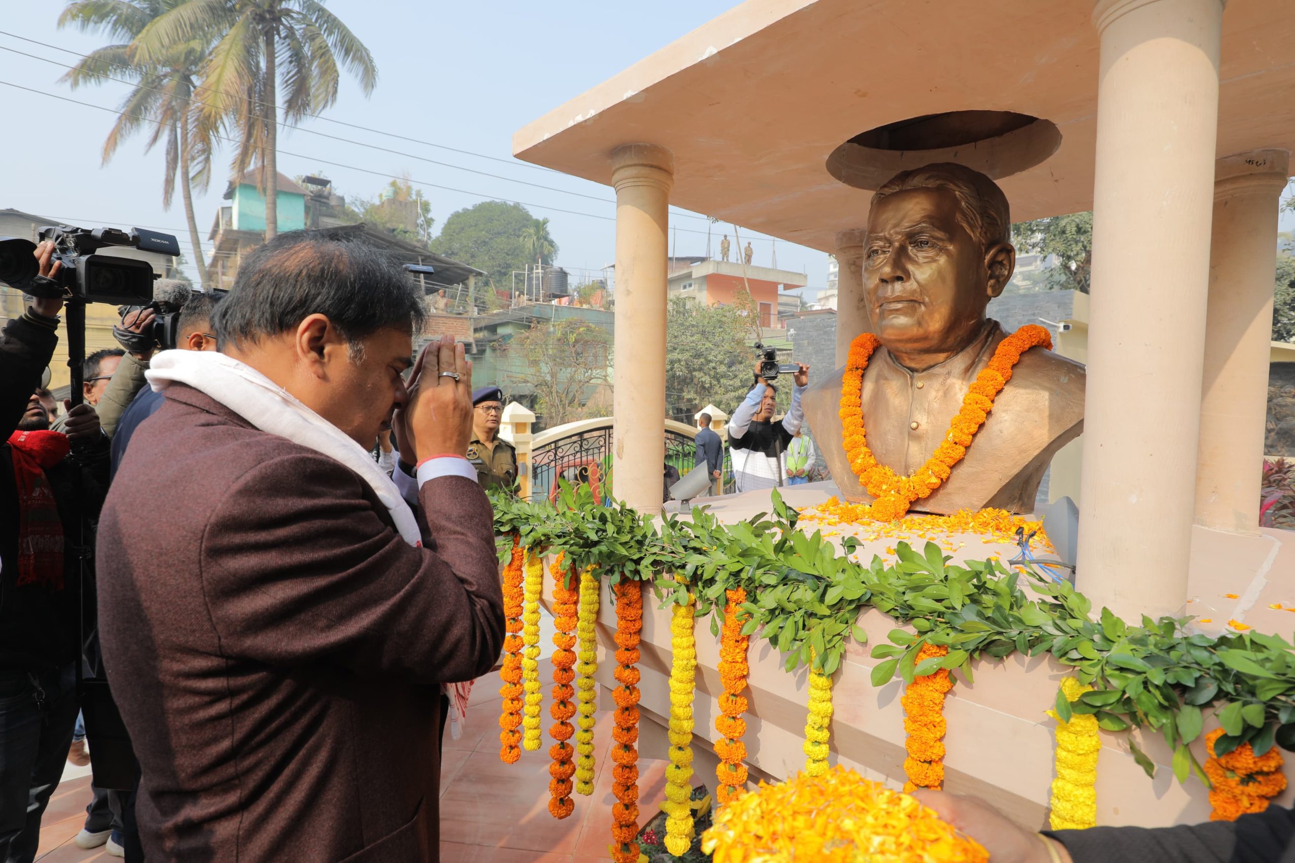 গুৱাহাটীৰ শিলপুখুৰীৰ শান্তিস্থলত গোপীনাথ বৰদলৈৰ আবক্ষ প্ৰতিমূৰ্তি উন্মোচন মুখ্যমন্ত্ৰীৰ