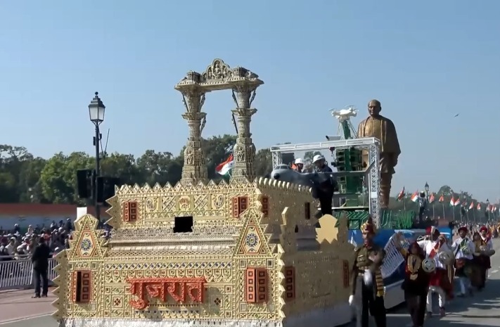 ملک کے مختلف حصوں سے موسیقی کے الگ الگ ساز استعمال کرتے ہوئے، 300 کلچرل فنکاروں نے ”سارے جہاں سے اچھا“ کی دُھن بجائی۔