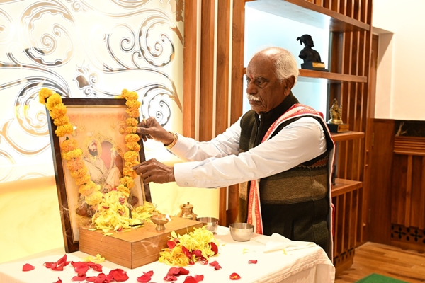 Haryana Guv pays homage to Guru Gobind Singh on Parkash Parv