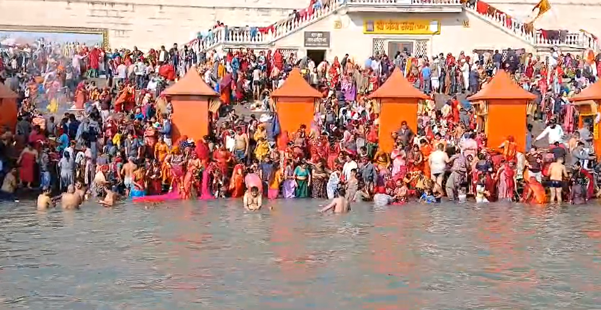 मकर संक्रांति पर श्रद्धालुओं ने लगाई आस्था की डुबकी