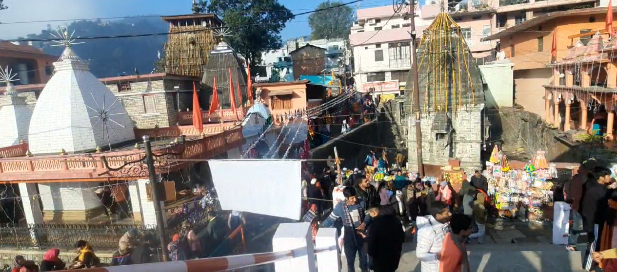 बागनाथ मंदिर में पूजा-अर्चना के लिए श्रद्धालुओं की भीड़