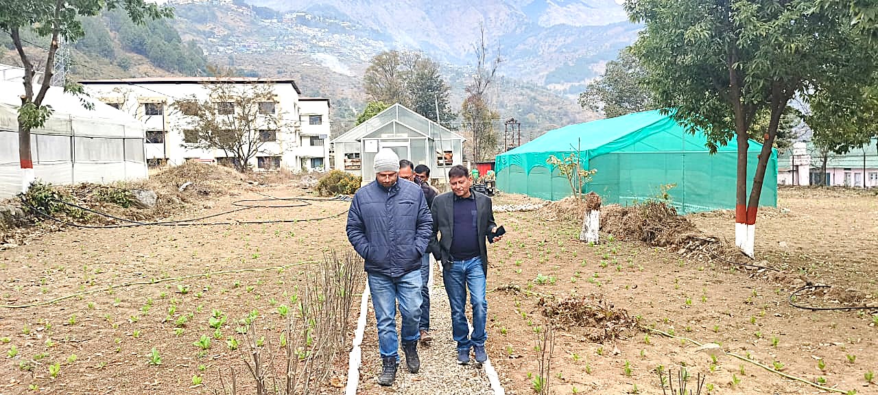चमोली के जिलाधिकारी संदीप तिवारी ने राजकीय उद्यान का किया निरीक्षण