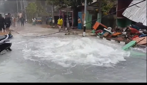 গুৱাহাটী মহানগৰীৰ খাৰঘূলিৰ নামঘৰ পথত পানীৰ পাইপ ফুটি বিস্তীর্ণ অঞ্চল জলমগ্ন