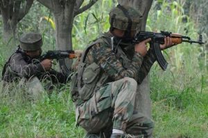 जम्मू-कश्मीर में कश्मीर के कुलगाम जिले के तंगमार्ग क्षेत्र में आतंकवादियों और सुरक्षा बलों के बीच मुठभेड़ शुरू