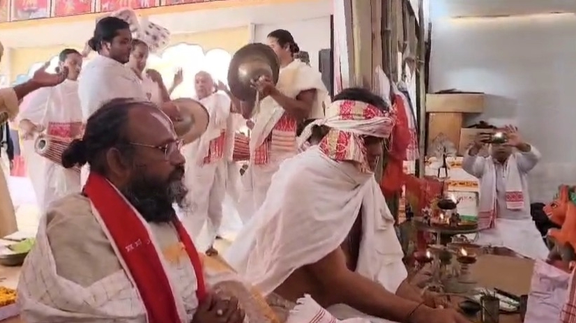 প্ৰয়াগৰাজৰ মহাকুম্ভমেলাত অসমৰ কেইবাগৰাকীও সত্ৰাধিকাৰ আৰু ভকত-বৈষ্ণৱৰ সত্ৰীয়া সংস্কৃতি পৰিৱেশন