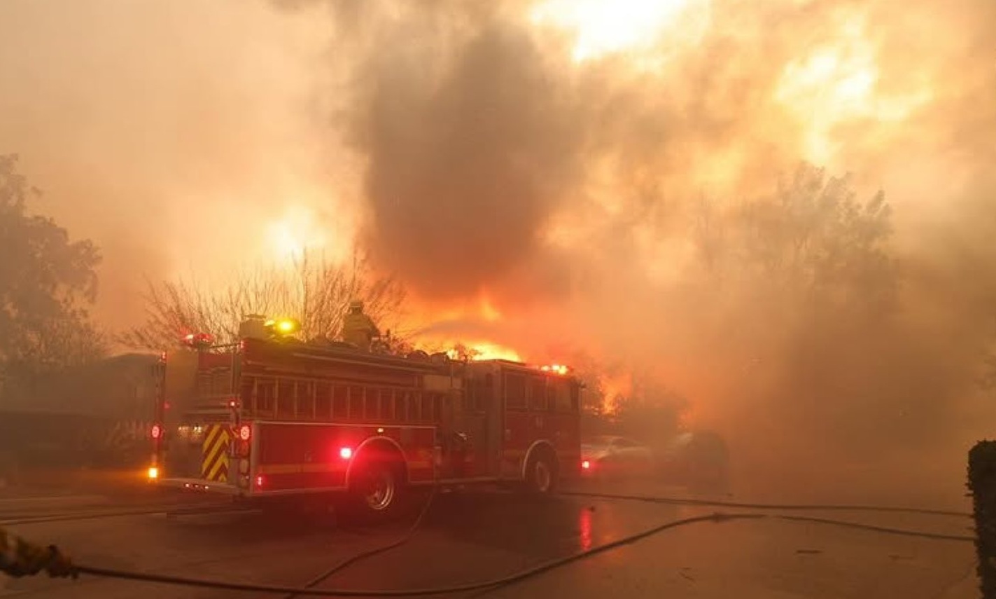 लॉस एंजिल्स में जंगल में लगी आग से 25 की मृत्‍यु, हजारों लोगों को वहां से निकालने का आदेश