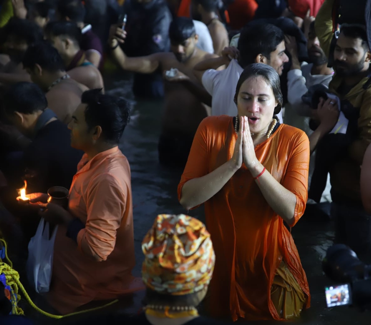 महाकुंभ में अमृत स्नान के दौरान आज दोपहर तक 1 करोड़ 60 लाख से अधिक लोगों ने पवित्र डुबकी लगाई