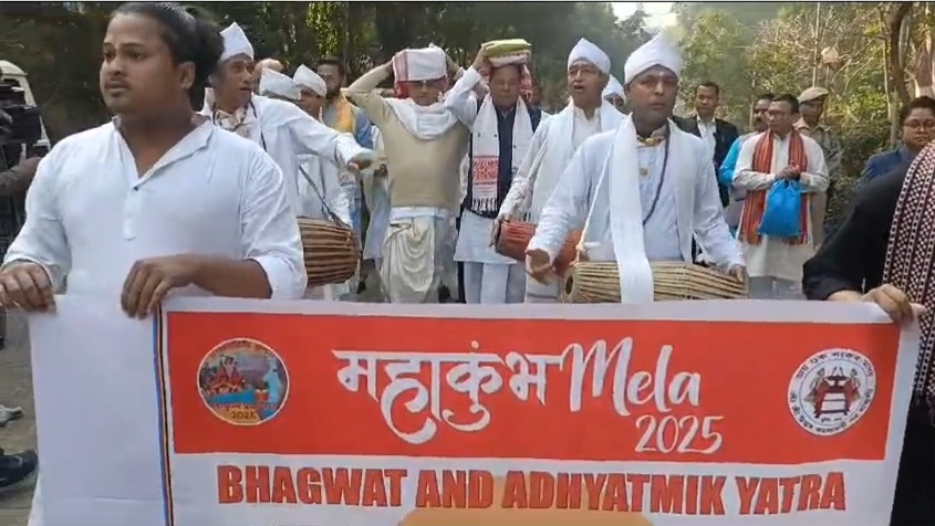 প্রয়াগৰাজৰ মহাকুম্ভমেলালৈ মাজুলীৰ সত্ৰাধিকাৰ জনার্দন দেৱগোস্বামীৰ নেতৃত্বত ৪০জনীয়া ভকত-বৈষ্ণৱৰ দল