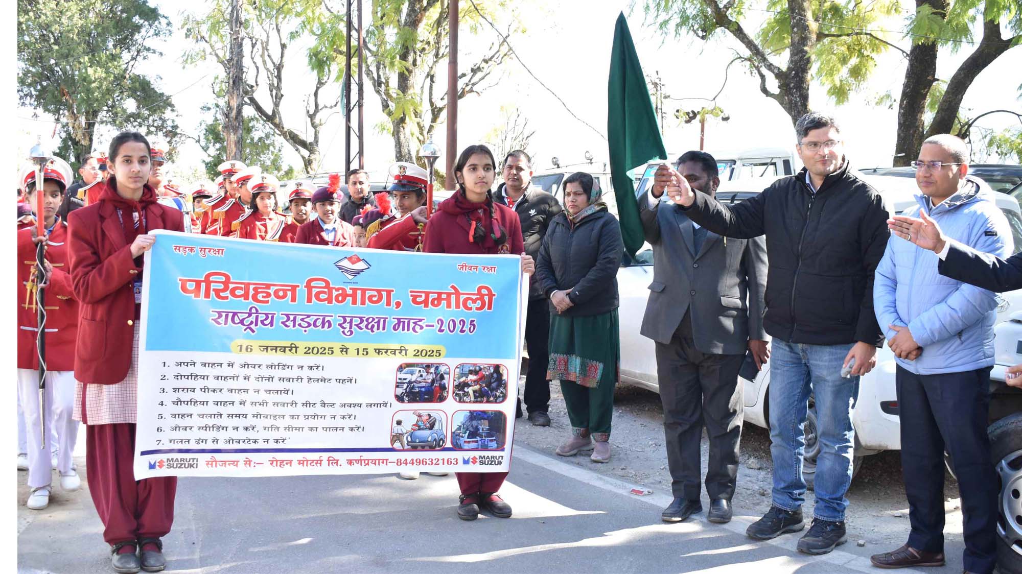 छात्रों ने रैली निकाल कर यातायात नियमों का पालन करने के लिए लोगों को जागरूक किया