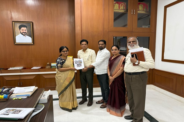 तेलंगाना शिक्षा आयोग ने मध्याह्न भोजन योजना और मेस सुविधाओं के कार्यान्वयन के बारे में रिपोर्ट सौंपी