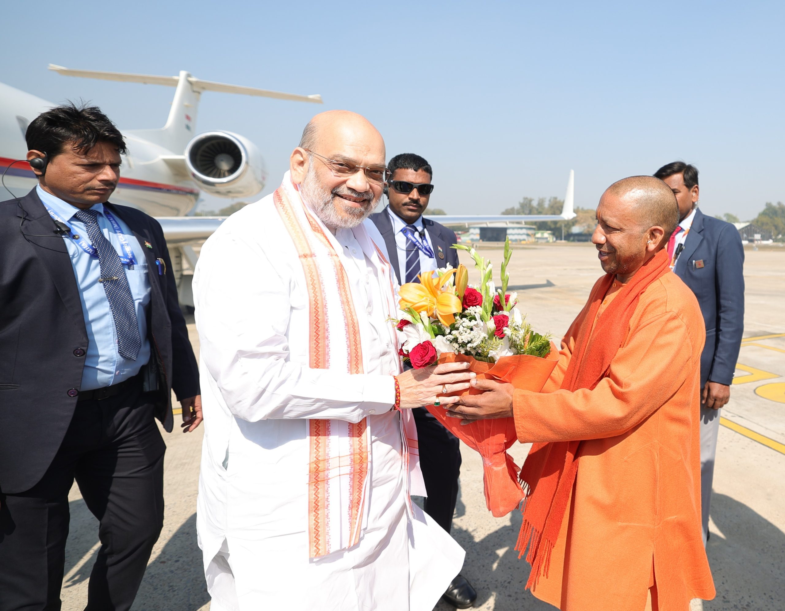 गृह मंत्री अमित शाह ने महाकुंभ में त्रिवेणी के पवित्र जल में पवित्र डुबकी लगाई