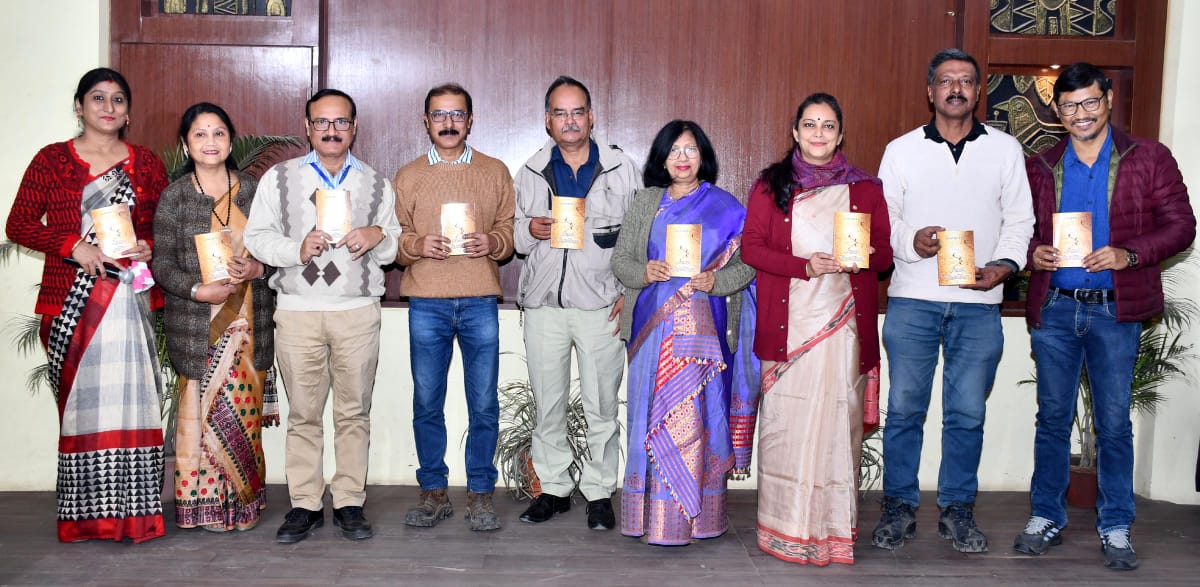 গুৱাহাটী আৰ্টিষ্ট গীল্ডৰ সভাকক্ষত উৎপল কুমাৰ দাসৰ ‘এচকল জীৱন বিলাস’ উন্মোচন