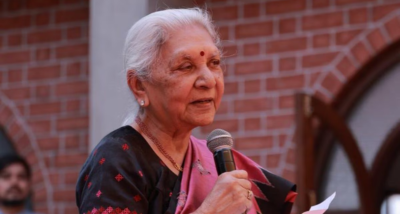 राज्यपाल आनंदी बेन पटेल महाकुंभ में परमार्थ निकेतन शिविर में आयोजित मोरारी बापू जी की मानस कथा में शामिल हुईं