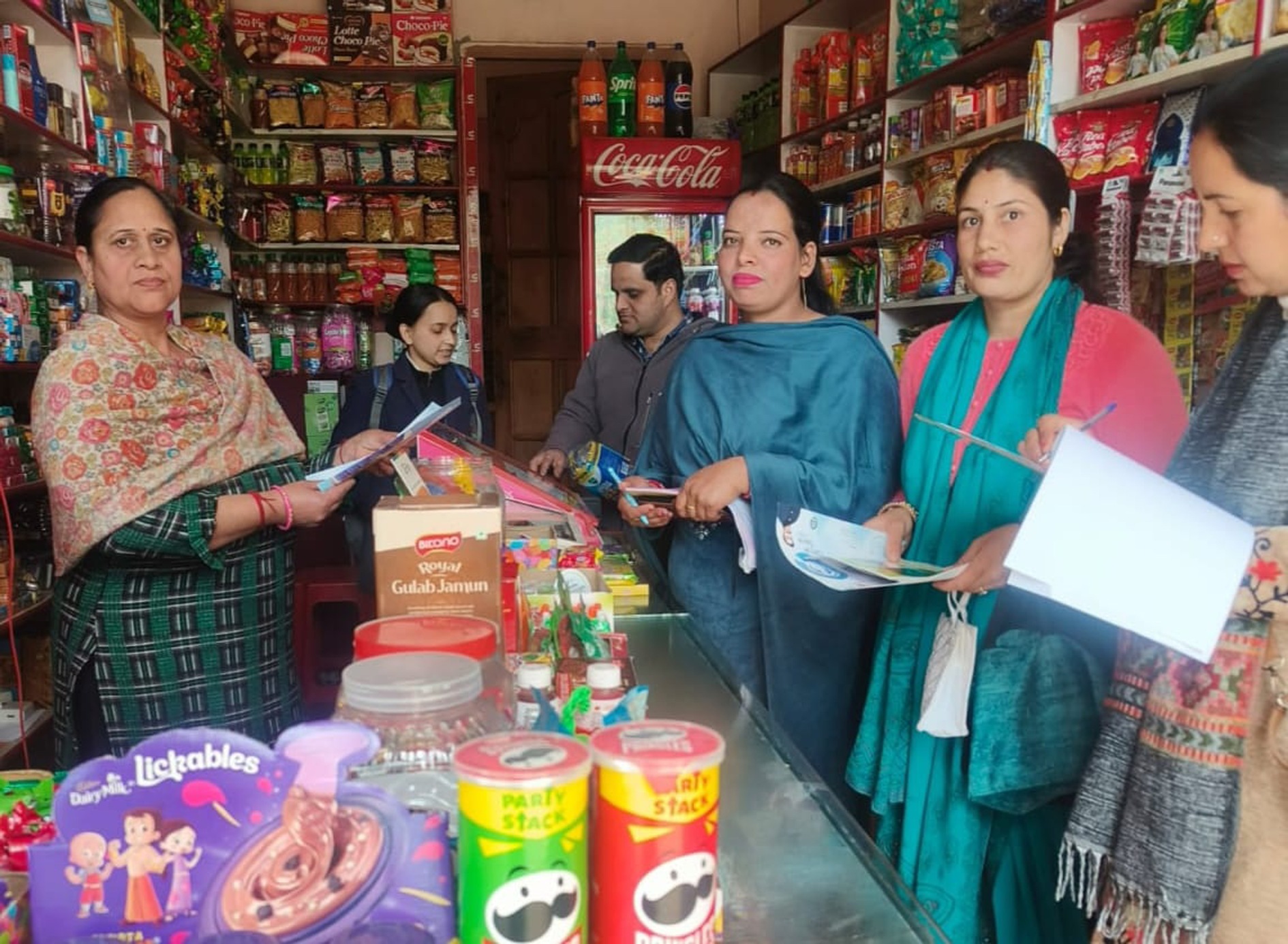 स्वच्छ शहर समृद्ध शहर अभियान के अंतर्गत स्वयं सहायता समूह की महिलाओं द्वारा लोगों को घर-घर जाकर स्वच्छता बारे किया जा रहा जागरूक