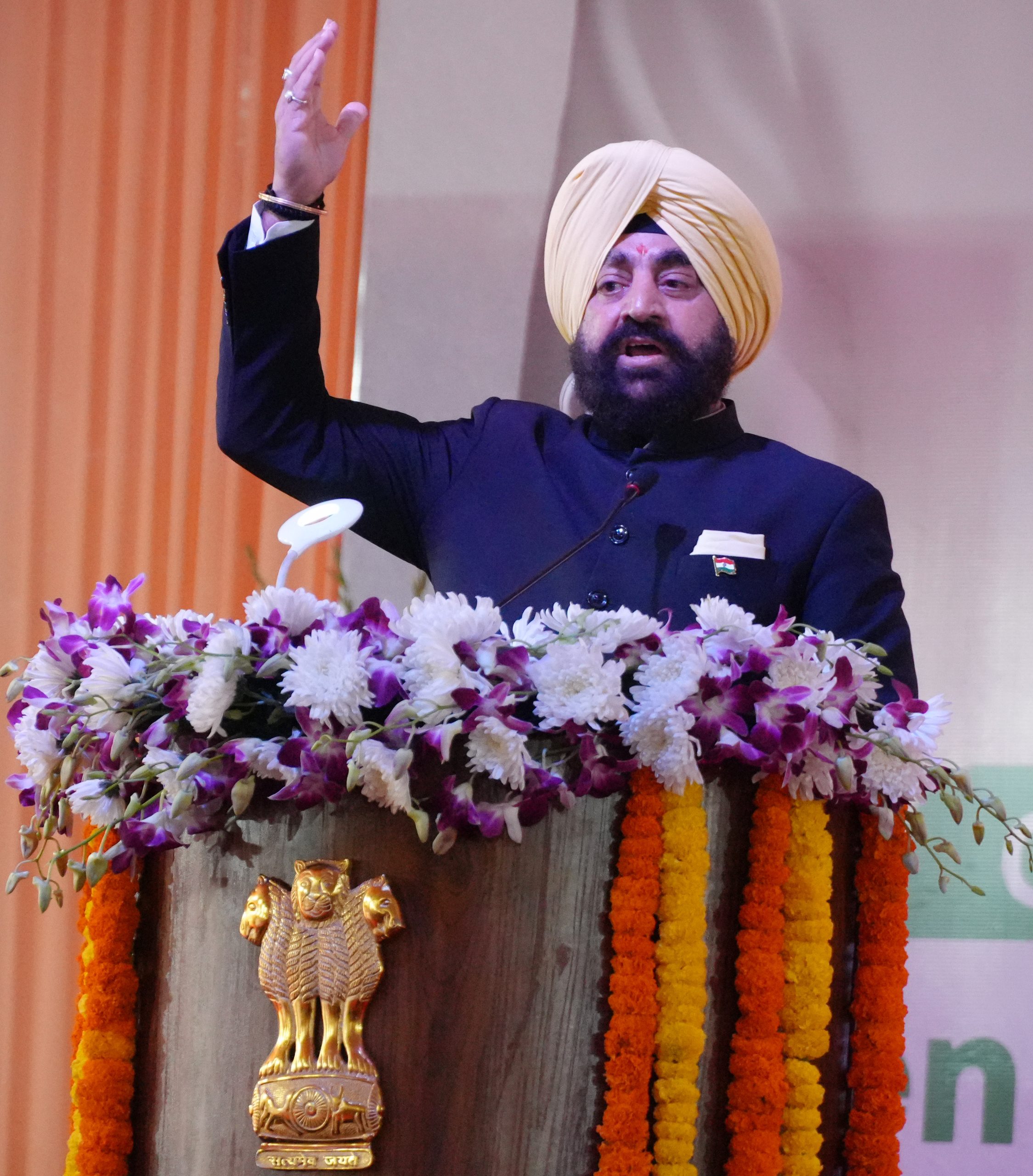 राज्यपाल ने किसानों की आर्थिकी को बढ़ाने के लिये न्यूनतम निवेश वाली कृषि उद्यम योजनाओं को बढ़ावा देने पर जोर दिया