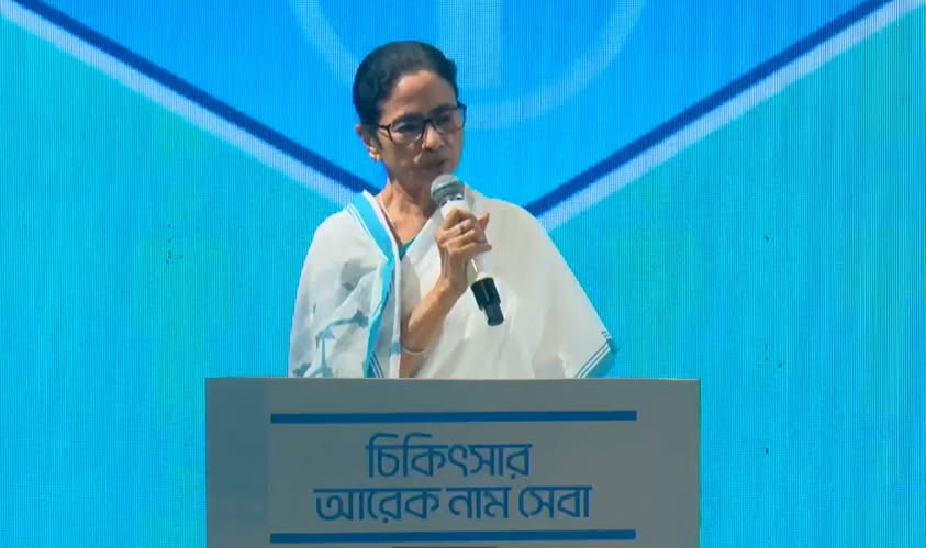 রাজ্য সরকার সরকারি হাসপাতাল এবং মেডিকেল কলেজে কর্মরত সব স্তরের চিকিৎসকদের বেতন বৃদ্ধি করেছে।