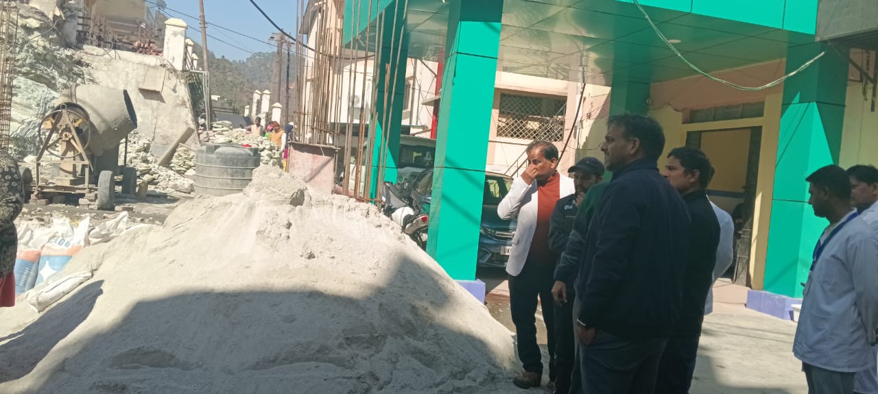 रुद्रप्रयाग के जिलाधिकारी ने निर्माण कार्यों का किया निरीक्षण