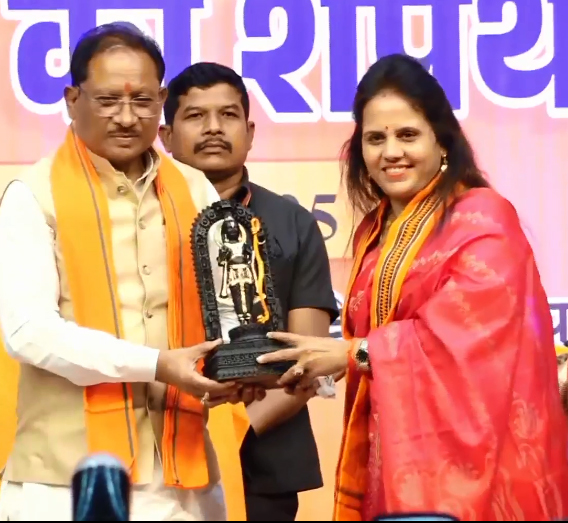 मुख्यमंत्री विष्णुदेव साय की मौजूदगी में रायपुर की नव-नियुक्त महापौर मीनल चौबे और 70 पार्षदों ने पद और गोपनीयता की शपथ ली