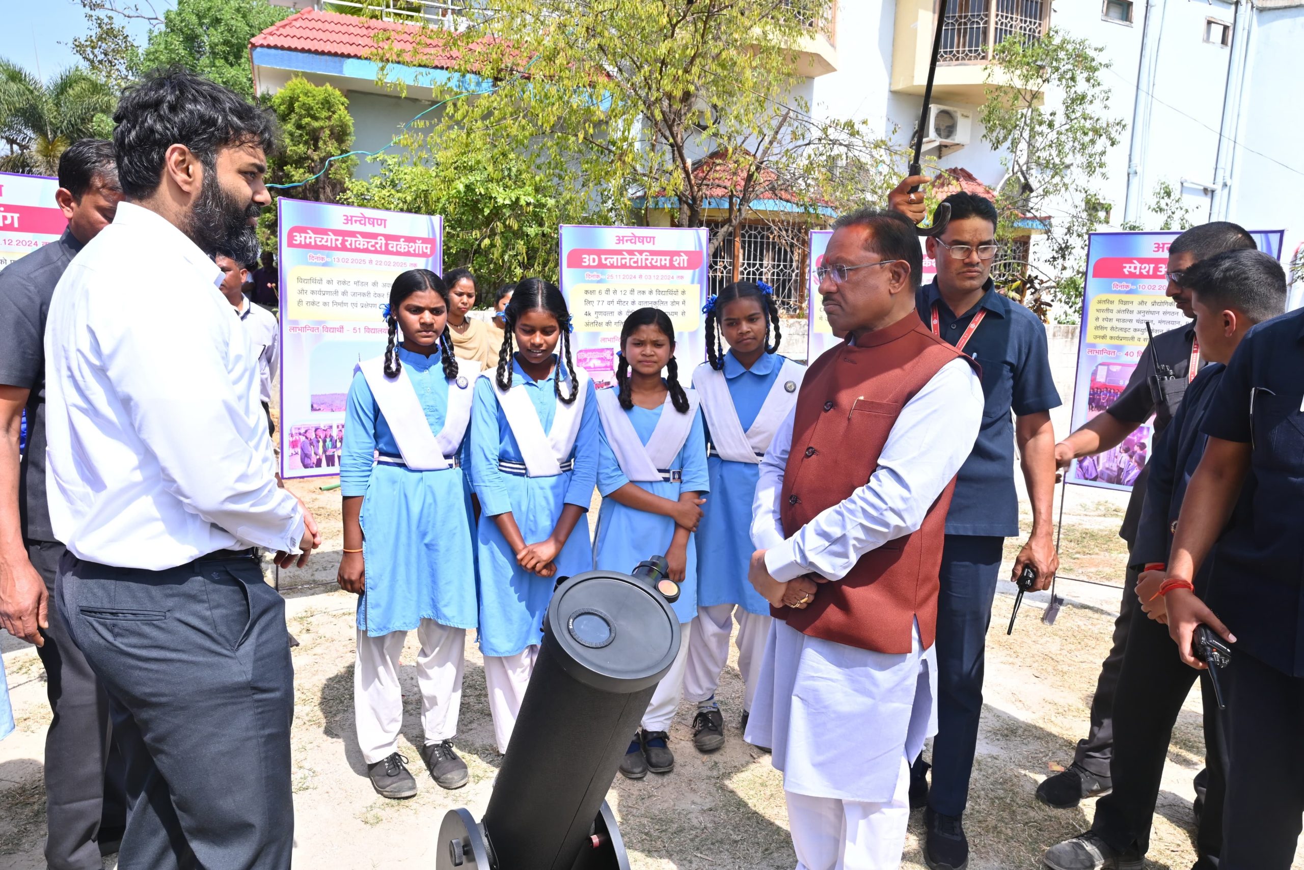 मुख्यमंत्री विष्णुदेव साय ने बगिया में राष्ट्रीय विज्ञान दिवस के अवसर पर आयोजित अन्वेषण कार्यक्रम का अवलोकन किया