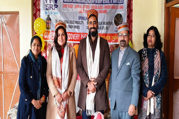 एसआरपी संस्था पोलियां पुरोहितां द्वारा अंब उपमंडल के प्राईमरी स्कूल चक्क सराय में स्वेटर वितरण कार्यक्रम आयोजित